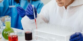 Jak testować próbki kosmetyków premium, by rzetelnie ocenić działanie bez kupowania pełnowymiarowego produktu Badaczka w laboratorium pipetuje kolorowe próbki kosmetyków do probówek