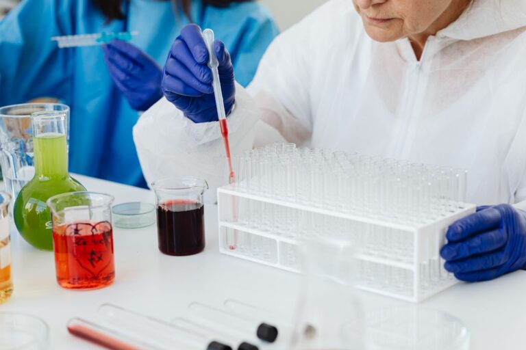 Jak testować próbki kosmetyków premium, by rzetelnie ocenić działanie bez kupowania pełnowymiarowego produktu