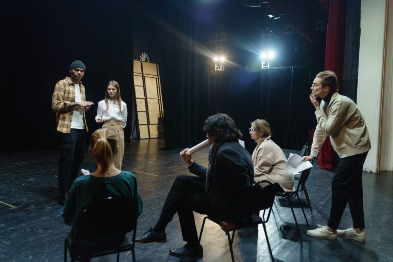 Jak zacząć przygodę z teatrem w Poznaniu: pierwsze warsztaty, przygotowanie sceniczne i praca z kamerą