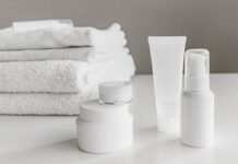 Pielęgnacja skóry w połogu: produkty, które przyspieszą regenerację i poprawią komfort Minimalistyczne białe kosmetyki do pielęgnacji i ręczniki na połóg
