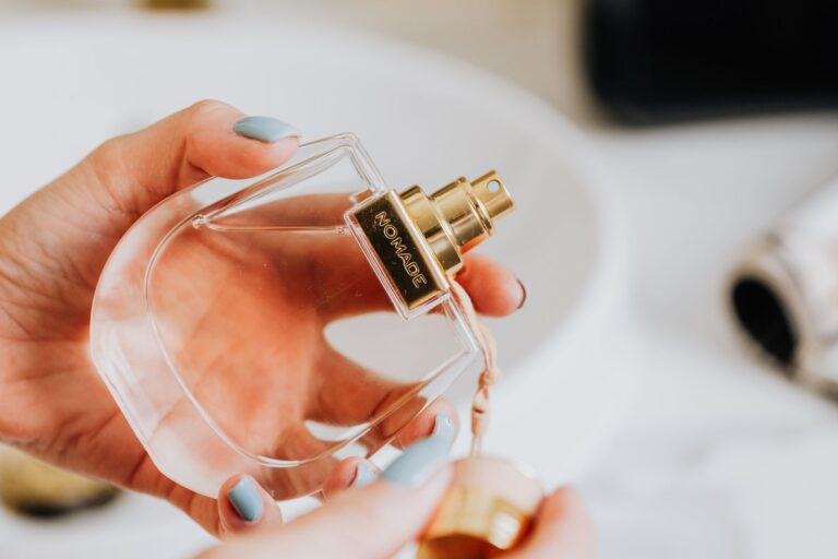 Kosmetyki bezzapachowe (fragrance-free) – kiedy to konieczność, a kiedy trend?